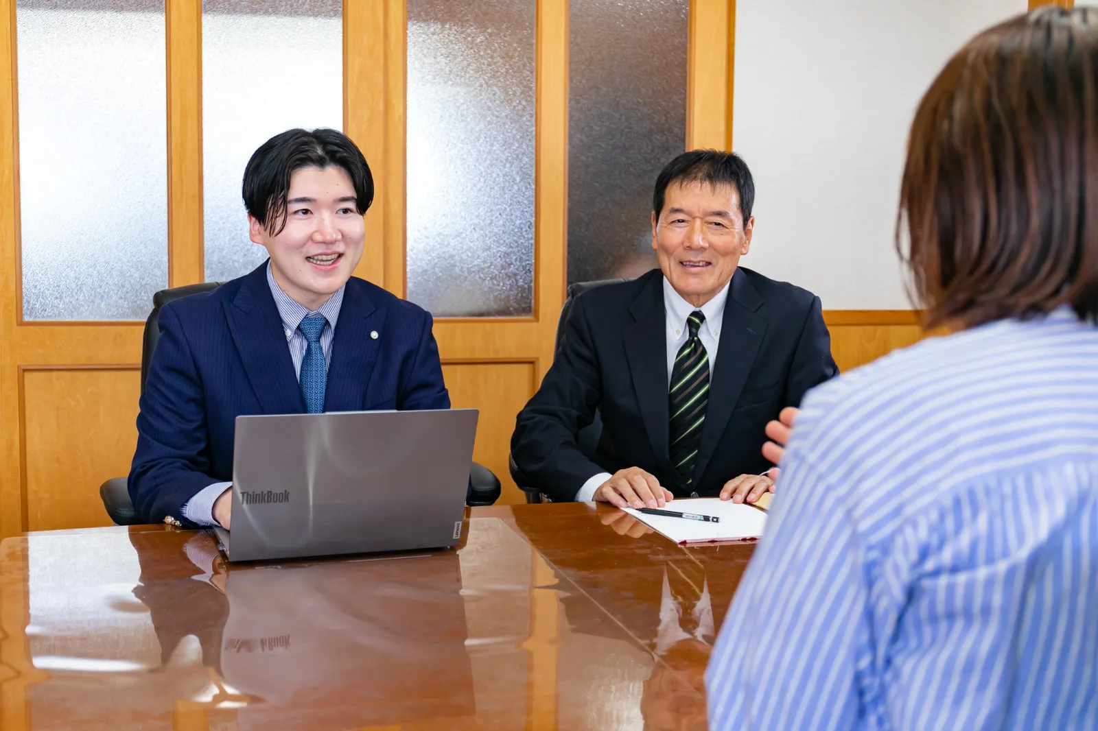 司法書士二名が相談者のお話を伺う様子