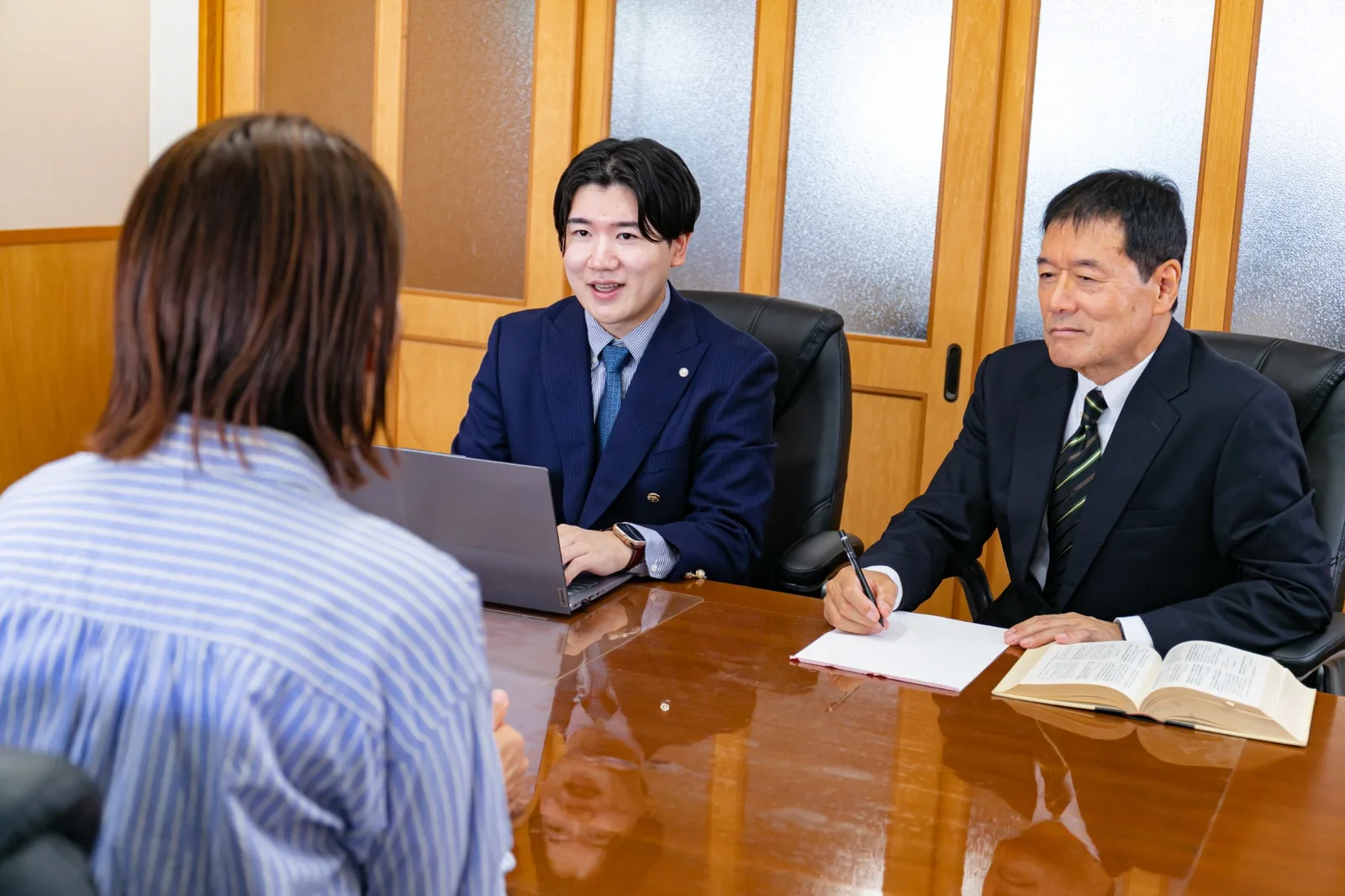 司法書士が相談者から直接お話を伺う様子
